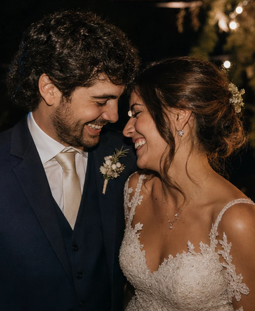 Pareja celebrando junto a su invitación digital de casamiento